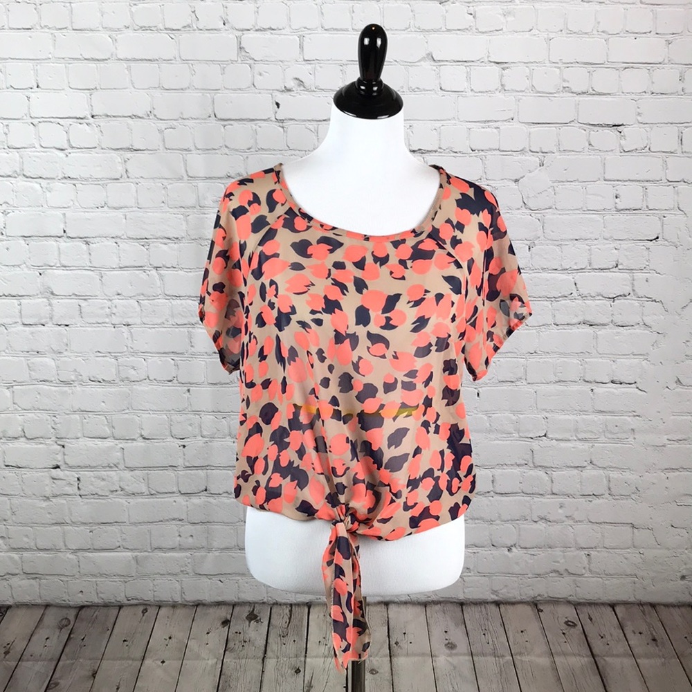 ⭐️Size Medium F21 chiffon peach&navy top⭐️